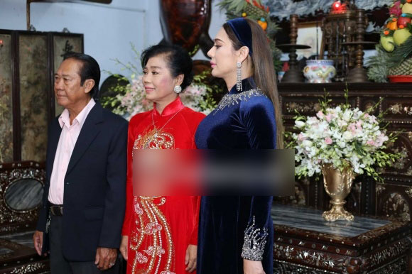 Lâm Khánh Chi diện áo dài nhung xanh dịu dàng, tất bật chuẩn bị cho hôn lễ ngày mai